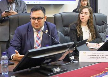 Viceministro de Transportes Fernando Suriano presentó en el Congreso avances en seguridad vial y de pasajeros. / Foto: CIV.
