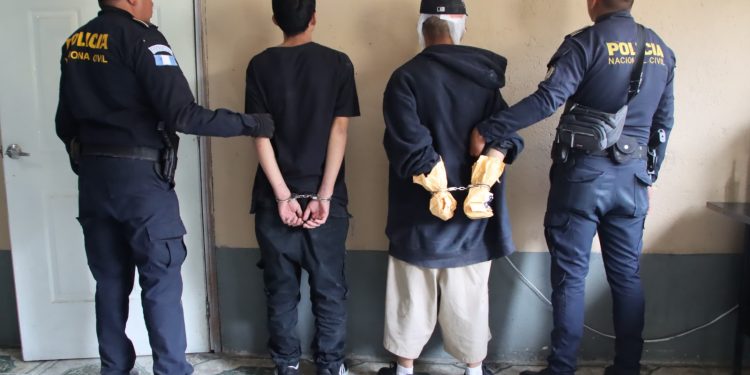 Capturan a pandilleros El operativo policial fue resultado del seguimiento a un asesinato ocurrido en el sector de autobuses de la colonia Altos de Santa María, también en San Pedro Ayampuc. / Foto: PNC