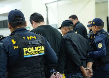 Dos presuntos saqueadores capturados, portaban revólver ilegal. / Foto: PNC