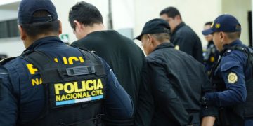 Dos presuntos saqueadores capturados, portaban revólver ilegal. / Foto: PNC