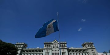 Durante los días de luto nacional, la bandera de Guatemala es izada a media asta en edificios gubernamentales, instituciones públicas y algunos espacios privados. / Foto: Archivo