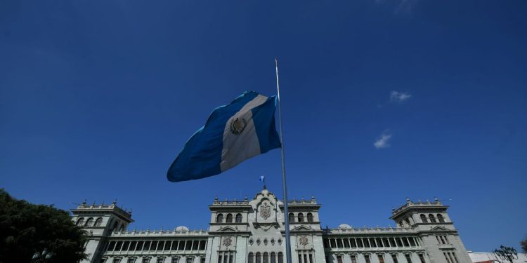 Durante los días de luto nacional, la bandera de Guatemala es izada a media asta en edificios gubernamentales, instituciones públicas y algunos espacios privados. / Foto: Archivo