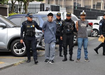 Los detenidos, identificados como Diego "N", de 20 años, y Ángel "N", de 23, fueron interceptados por agentes de la Comisaría 11. / Foto: PNC