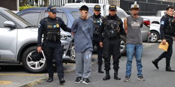 Los detenidos, identificados como Diego "N", de 20 años, y Ángel "N", de 23, fueron interceptados por agentes de la Comisaría 11. / Foto: PNC