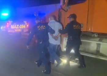 Las autoridades recibieron una alerta sobre el robo del cabezal marca Freightliner con placas C894BWK y el furgón TC59CDC. / Foto: PNC