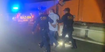 Las autoridades recibieron una alerta sobre el robo del cabezal marca Freightliner con placas C894BWK y el furgón TC59CDC. / Foto: PNC