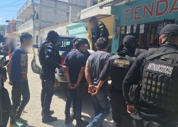 Fueron capturados cinco individuos señalados de distribuir drogas en Zacapa. / Foto: PNC.