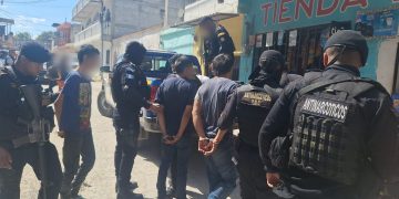 Fueron capturados cinco individuos señalados de distribuir drogas en Zacapa. / Foto: PNC.