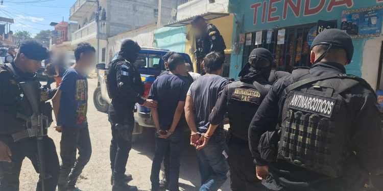 Fueron capturados cinco individuos señalados de distribuir drogas en Zacapa. / Foto: PNC.