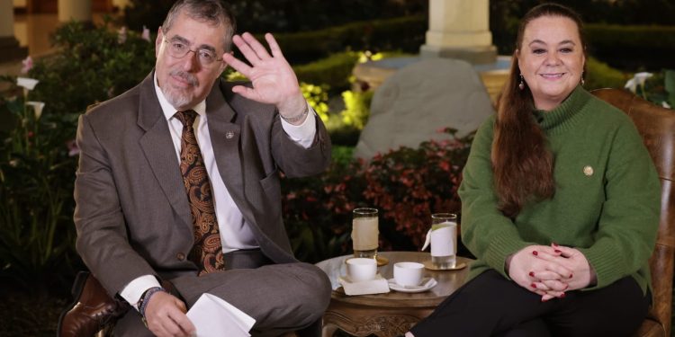 Presidente Bernardo Arévalo con la ministra Anabella Giracca. / Foto: Daniel Ordóñez.