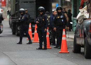 Parte fundamental del operativo es la inspección de vehículos y personas. / Foto: Mingob