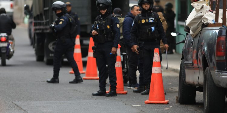 Parte fundamental del operativo es la inspección de vehículos y personas. / Foto: Mingob