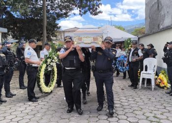 Compañeros del agente Sac lo despiden con honores. / Foto: PNC.