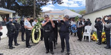Compañeros del agente Sac lo despiden con honores. / Foto: PNC.