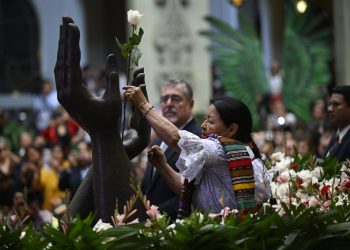Distinción del cambio de la rosa de la paz a cargo de Otilia Lux de Cotí. / Foto: Álvaro Interiano.
