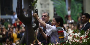 Distinción del cambio de la rosa de la paz a cargo de Otilia Lux de Cotí. / Foto: Álvaro Interiano.