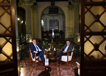 Presidente Bernardo Arévalo junto al director de Rutas del Desarrollo. / Foto: Byron de la Cruz.