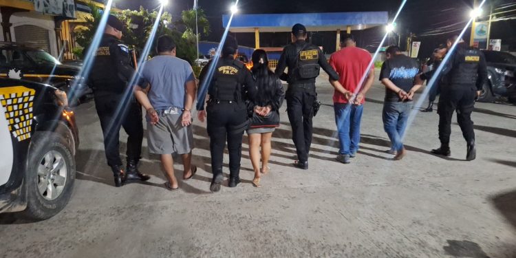 Decomisann 4 paquetes con cocaína Todos ellos se encontraban en una camioneta Rav-4 estacionada a un costado de una gasolinera. / Foto: PNC