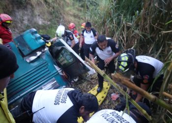 Los cuerpos de socorro trabajan para rescatar a las víctimas del grave accidente de tránsito en calzada La Paz.