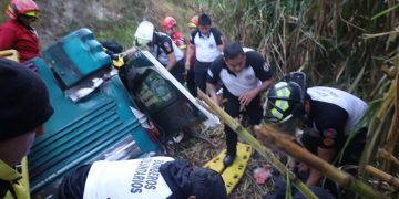 Los cuerpos de socorro trabajan para rescatar a las víctimas del grave accidente de tránsito en calzada La Paz.