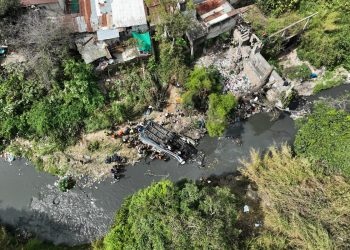 Los cuerpos de socorro han trabajado durante horas para rescatar a las víctimas en la calzada La Paz.