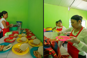 Los padres de familia cocinan los alimentos y sirven a los estudiantes. Fotos: Gilber García