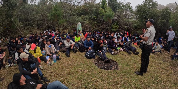 Impulsan la recreación y el deporte con ascenso al volcán Jumay