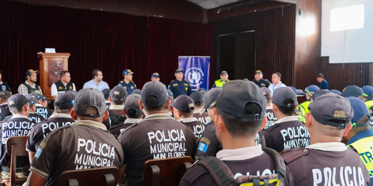 Capacitación sobre normas jurídicas para procedimientos policiales en Flores, Petén