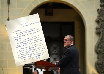 Presidente Arévalo envía carta al papa Francisco y le asegura que el pueblo de Guatemala ora por su bienestar