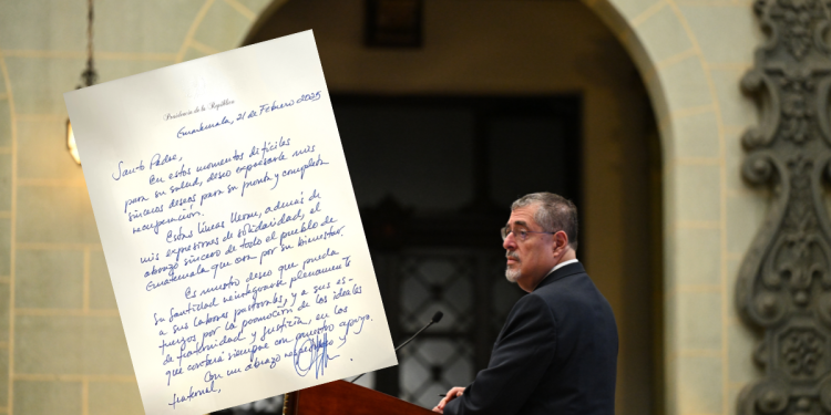 Presidente Arévalo envía carta al papa Francisco y le asegura que el pueblo de Guatemala ora por su bienestar