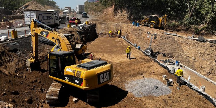 Continúan los trabajos en la autopista Palín-Escuintla. / Foto: CIV.