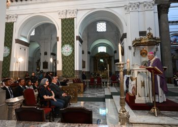 Presidente asiste a misa por las víctimas del accidente de la calzada La Paz. / Foto: Byron de la Cruz.