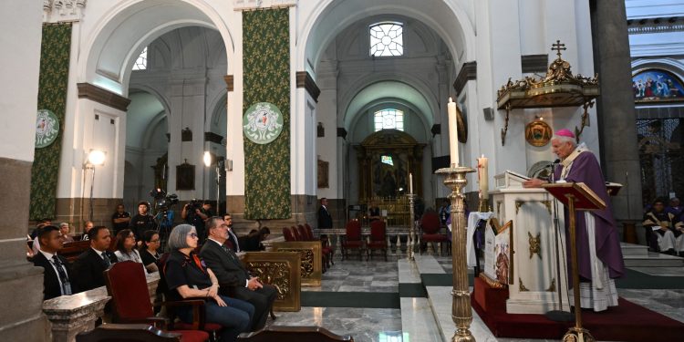 Presidente asiste a misa por las víctimas del accidente de la calzada La Paz. / Foto: Byron de la Cruz.