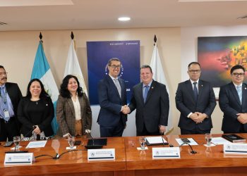 Finanzas y la Contraloría General de Cuentas firman la declaratoria de bienes muebles inservibles. / Foto: Minfin.