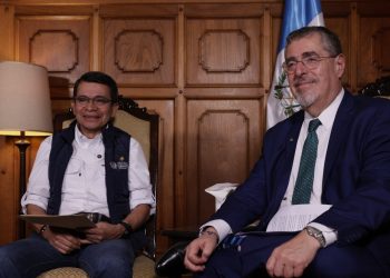 Presidente Bernardo Arévalo (derecha) y ministro Miguel Ángel Díaz Bobadilla (izquierda) abordan el Plan Conecta. / Foto: Daniel Ordóñez.