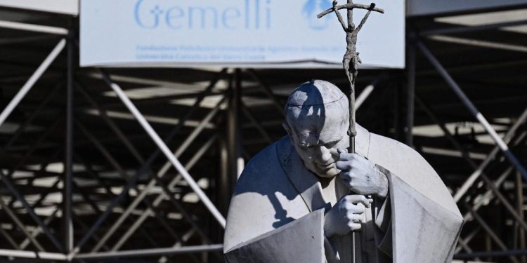 Papa Francisco está estable, pero continúa hospitalizado