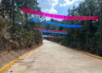 Entrega oficial de mejoramiento de camino rural en aldea Tierra Colorada, Momostenango