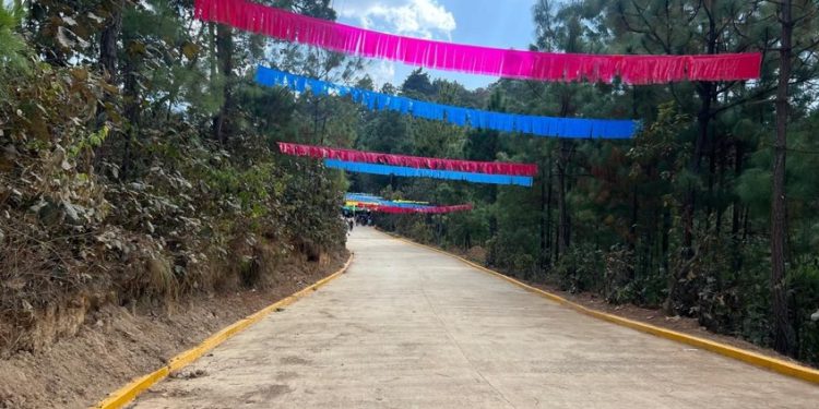 Entrega oficial de mejoramiento de camino rural en aldea Tierra Colorada, Momostenango