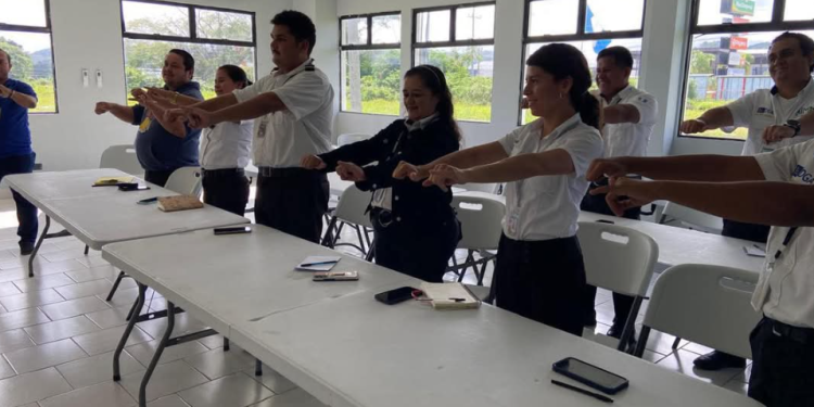 Personal del Aeropuerto Internacional Mundo Maya recibe inducción en lengua de señas