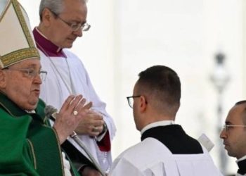 El papa Francisco insta a los militares del mundo a mantenerse al servicio de la libertad.