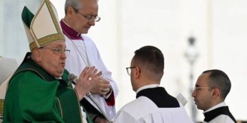 El papa Francisco insta a los militares del mundo a mantenerse al servicio de la libertad.