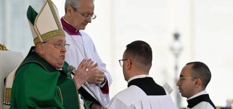 El papa Francisco insta a los militares del mundo a mantenerse al servicio de la libertad.