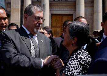 Presidente Bernardo Arévalo participó en misa por las víctimas de la tragedia en calzada La Paz. / Foto: Gilber García.
