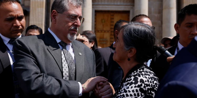 Presidente Bernardo Arévalo participó en misa por las víctimas de la tragedia en calzada La Paz. / Foto: Gilber García.