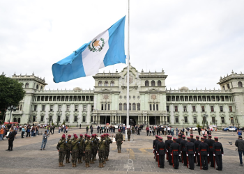 Bandera Nacional de Guatemala a media asta. / Foto: Byron de la Cruz.