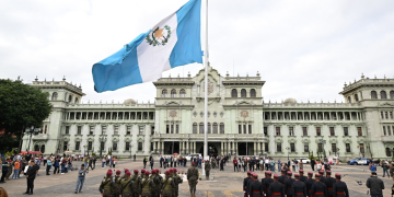 Bandera Nacional de Guatemala a media asta. / Foto: Byron de la Cruz.