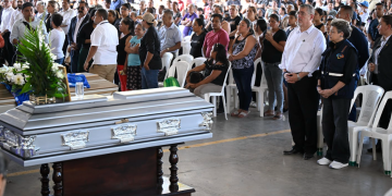 Presidente Arévalo junto a la primera dama y las familias de Santo Domingo Los Ocotes. / Foto: Álvaro Interiano.