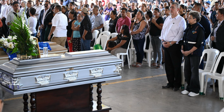 Presidente Arévalo junto a la primera dama y las familias de Santo Domingo Los Ocotes. / Foto: Álvaro Interiano.