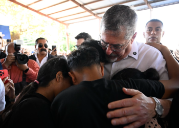 Presidente Arévalo junto a familia afectada por la tragedia en calzada La Paz. / Foto: Álvaro Interiano.