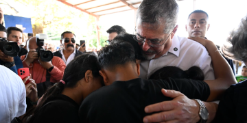 Presidente Arévalo junto a familia afectada por la tragedia en calzada La Paz. / Foto: Álvaro Interiano.